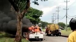 Mobil Terbakar di Kawasan BSB Mijen Semarang, Pengemudi Selamat