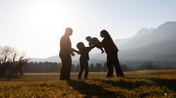 Kisah Keluarga dengan Dua Rasa, Dengarkan Audio Series Terbaru Keluarga Kompleks