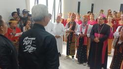 Ganjar Kunjungi Rumah Keuskupan Ruteng, Disambut Tarian Tiba Meka