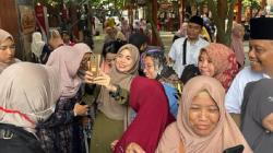 Hadiri Pengajian di Blitar, Siti Atikoh Dikerubungi Ibu-Ibu Minta Foto Bareng