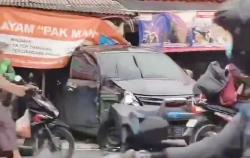 Ngeri Mobil Adu Banteng akibat Ban Pecah, Ingat Perhatikan Tekanan Angin