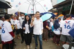HT dan Liliana Kunjungi Warga Palmerah di Tengah Guyuran Hujan