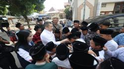 Ketum Perindo Hary Tanoesoedibjo Disambut Hangat Santri saat Tiba di Ponpes Kempek Cirebon