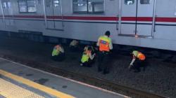 KRL Gangguan di Pondok Ranji, Tersangkut Kawat Kasur Spring Bed
