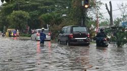 Nekat Terobos Banjir, Sejumlah Kendaraan Mogok di Depan Terminal Sukabumi