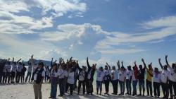 TPN Bersama Warga Pulau Adonara Deklarasi Dukung Ganjar-Mahfud di Pantai Meko NTT