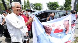 Momen Ganjar Rangkul Pendukung Prabowo saat Bentangkan Spanduk, Diajak Makan Bareng