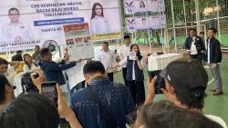 HT dan Liliana Sosialisasikan Kertas Suara Pemilu di Lapangan Blok S
