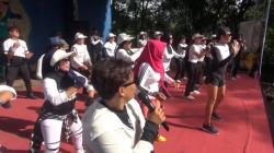 Ibu-Ibu Semangat Ikut Senam Sehat Bersama Caleg Perindo di Wisata Taman Anggur Kukulu Subang<