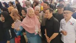 Momen Caleg Perindo Ustaz Yusuf Mansur dan Wahyu Nur Iman Foto Bareng Warga Gedong