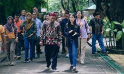 Wamenparekraf Angela Apresiasi Satwa di Kebun Binatang Surabaya Terawat Baik