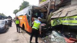 Kecelakaan di Lamongan, Bus Penuh Penumpang Tabrak Rumah dan Warung