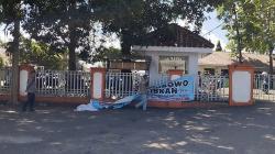 Masa Tenang Kampanye, Bawaslu Lebak Bersihkan TPS dari Alat Peraga Kampanye 