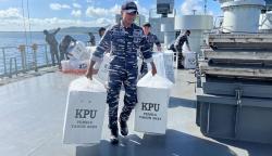 TNI AL Kerahkan Kapal Perang Distribusikan Logistik Pemilu ke  Daerah Terpencil