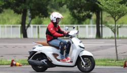 Tak seperti Rivalnya Tangki Bensin Stylo 160 Masih di Bawah Jok, Ini Pertimbangan Honda