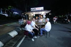 Ganjar Pranowo Ngopi Bareng Cak Lontong di Warung Kaki Lima Semarang