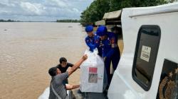 Banjir Muarojambi Meluas, Kotak Suara Diangkut Pakai Kapal Patroli Polairud Polda Jambi