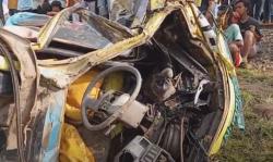 Ngeri! Begini Penampakan Dump Truk Hancur Ditabrak KA Manahan di Brebes