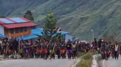 Massa Pendukung Caleg Saling Serang di Puncak Jaya, 62 Orang Terluka<
