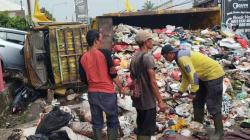 Hindari Angkot dan Fortuner Rem Mendadak, Truk Sampah Tabrak Motor dan Ayla di Sukabumi<