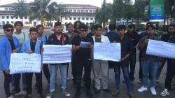 Demo Mahasiswa di Depan Gedung Sate Soroti Kelangkaan dan Kenaikan Harga Pangan<