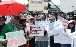 Demo di KPU Jabar, Forum Emak-Emak Jabar Prihatin Demokrasi Pemilu Dirusak