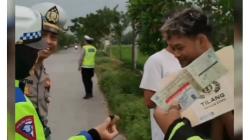 Kocak! 2 Remaja di Bojonegoro Boncengan Motor Bawa Jimat Antitilang, Endingnya Bikin Ngakak