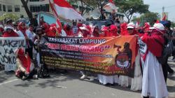 Massa Emak-Emak Gelar Aksi Damai di KPU Lampung, Sebut Pemilu 2024 Curang<