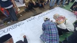 Demo di DPR, Massa Tanda Tangani Spanduk Dukung Hak Angket Pemilu