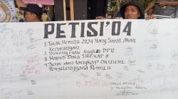 Demo di Kantor KPU Lebak, Massa Bikin Petisi Tolak Hasil Pemilu dan Dorong Angket DPR