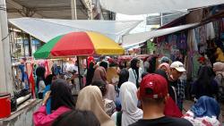 Pasar Kaget Depan Stasiun Tanah Abang Dibanjiri Masyarakat yang Ingin Cari Baju Murah