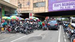 Pasar Tanah Abang Dipenuhi Pengunjung Seminggu Jelang Ramadhan