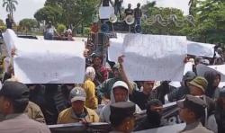 Demo Tolak Kenaikan Tiket Guci di Kantor Bupati Tegal Ricuh, Massa Robohkan Gerbang