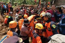 Tebing 35 Meter Longsor Timpa Rumah di Sragen, 3 Orang Sekeluarga Tewas 1 Selamat