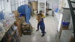 Perkelahian Sengit Karyawan Minimarket dengan Perampok di Pasuruan Terekam CCTV