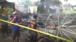 Api Berkobar, 3 Rumah di Bantaran Sungai Tanjung Balai Hangus Terbakar