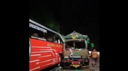 Kecelakaan di Pantura Situbondo, Bus Adu Banteng dengan Truk 2 Sopir Luka Berat