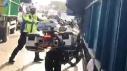Viral Video Sopir Truk Ugal-ugalan Tabrak Motor Polisi di Sukabumi, Panik Razia<