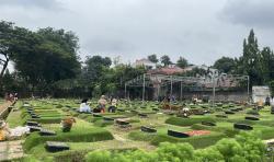 Jelang Ramadhan, TPU Jeruk Purut Ramai Didatangi Peziarah