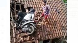 Viral 2 Remaja Perempuan Berboncengan Motor Nyangkut di Atap Rumah Warga, Evakuasi Dramatis<