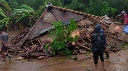 Hujan Disertai Angin Kencang di Lebak, Rumah Ambruk dan Tiang Listrik Roboh<