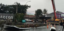 Pemotor Pingsan Tertimpa Papan Reklame Roboh di Gedebage Bandung<