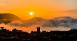 Gunung Paling Indah di Garut Punya 7 Puncak, Sunrisenya Bikin Susah Move On