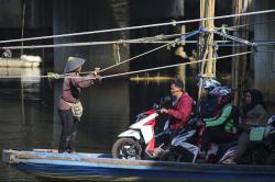 Jasa Perahu Eretan di Penjaringan Bantu Warga Menghindari Kemacetan Ibu Kota