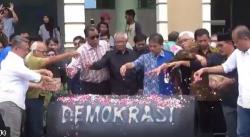 Civitas Akademika UII Gelar Tabur Bunga Matinya Demokrasi Indonesia