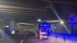 Kecelakaan di Underpass Bandara YIA, Truk Oleng Tabrak Pembatas Jalan<