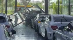 Kerugian Showroom Mobil Porsche di PIK 2 Ditabrak Pengendara Xpander Rp5,7 Miliar