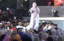 Tausiah di Tabligh Akbar RCTI, Ning Umi Laila Ajak Orang Tua Beri Keteladanan Akhlak ke Anak<