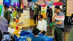 Momen Presiden Jokowi Momong 3 Cucu di Mal Bogor