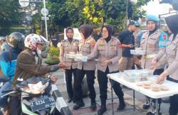 Polwan Cantik Polrestabes Bandung Berbagi Takjil Ramadhan untuk Warga